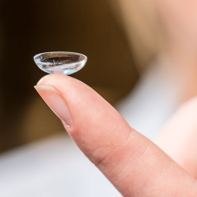 Kontaktlinse auf Fingerspitze